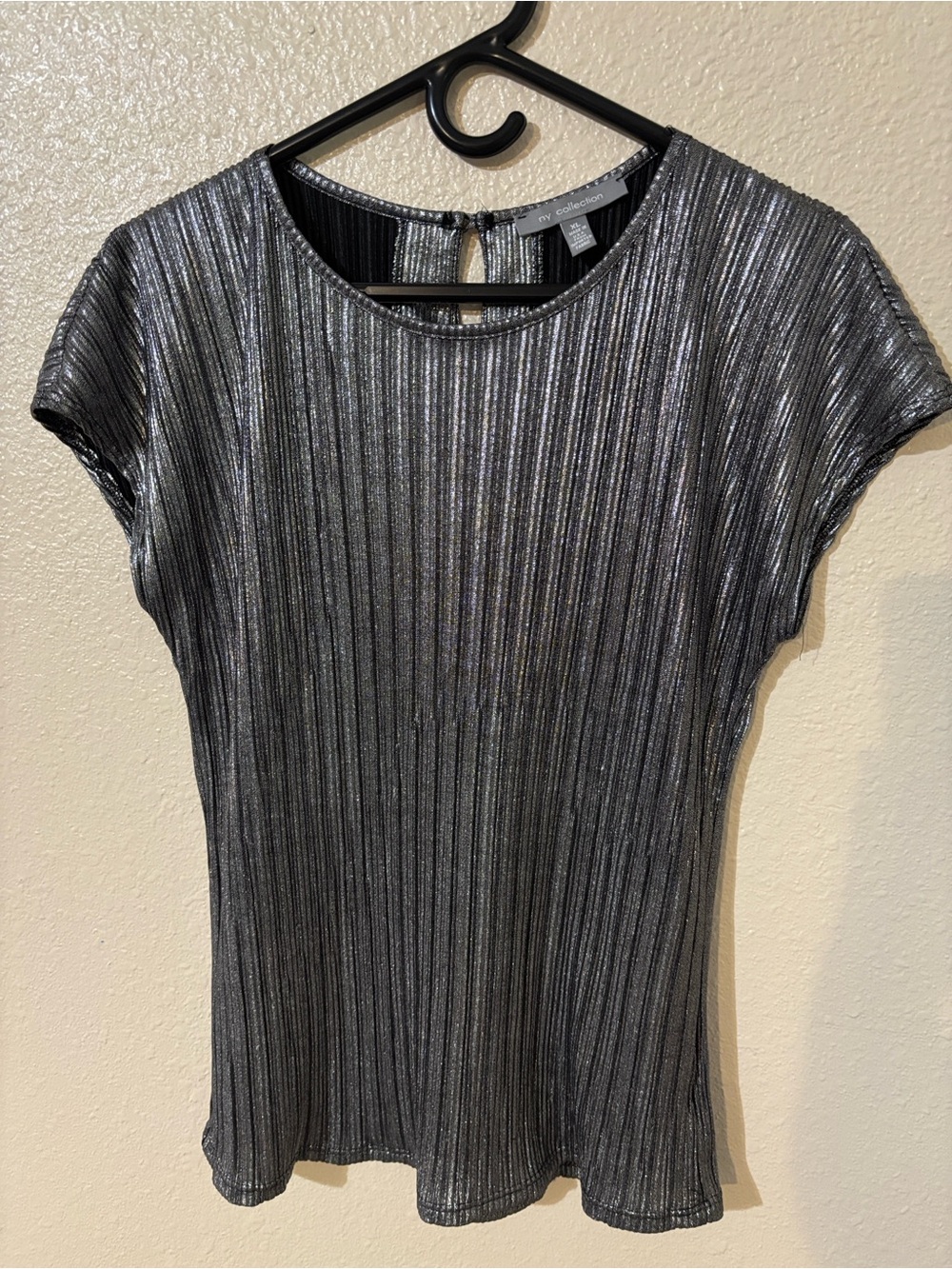 NY Collection Metallic Ribbed Short Sleeve Top in Silver-Black